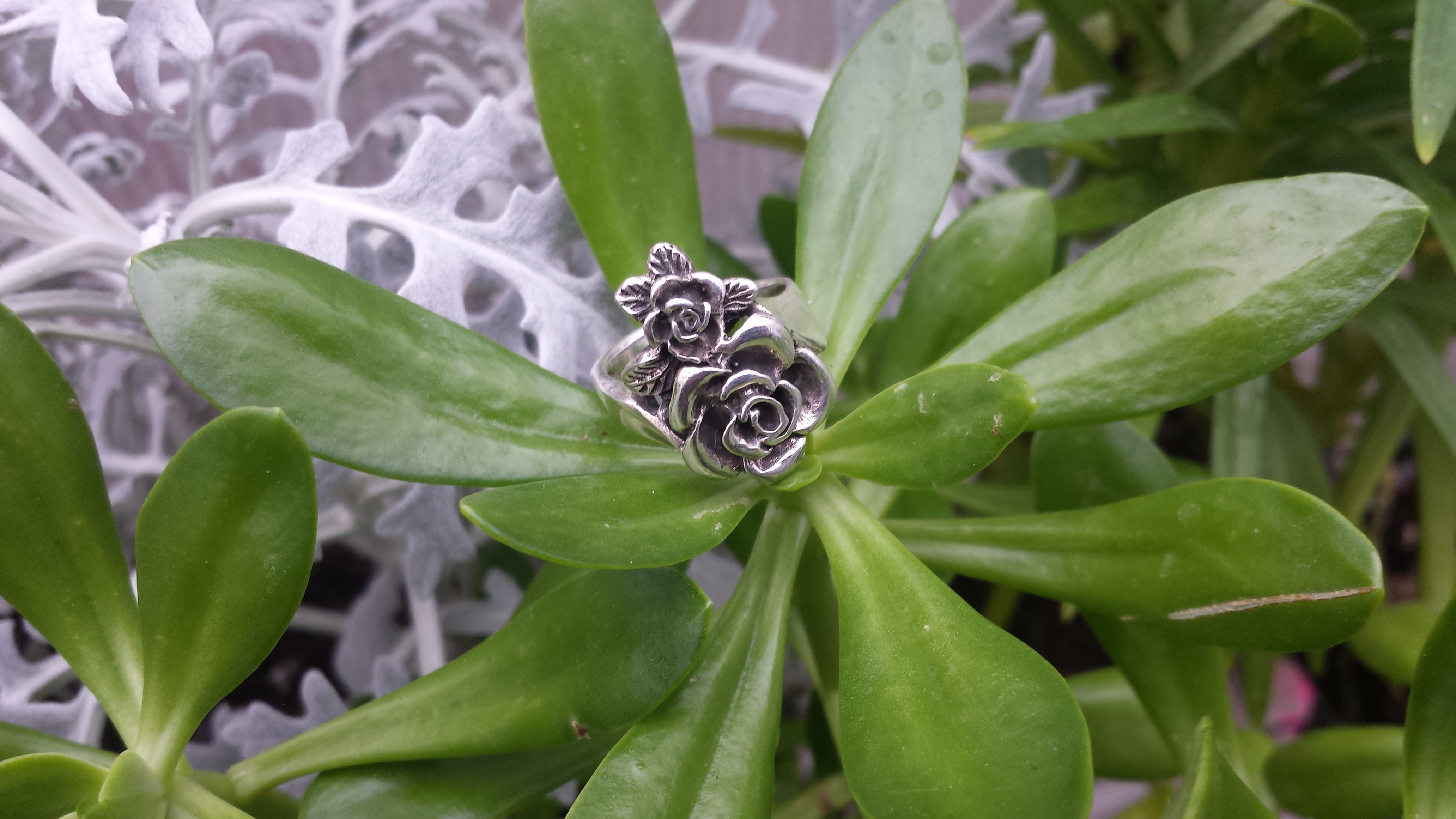 WONDERFUL ROSES RING WITH 925 STERLING SILVER. 7 G